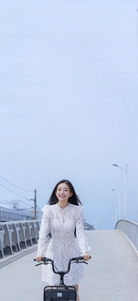 (On a table, Best quality, realistically, ultra - detailed, meticuloso, A high resolution, 8k wallpaper), Close-up portrait of a beautiful woman, Chariada, Smiling, light brown messy hair, Perfect dynamic composition, 美丽meticuloso的眼睛, Just like the cover of a fashion magazine, On campus