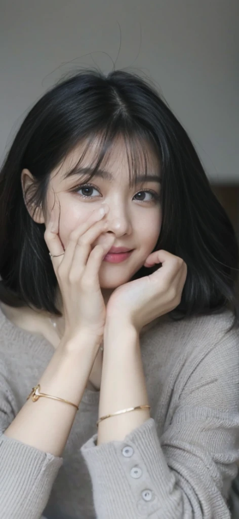 (On a table, Best quality at best, realistically, ultra - detailed, meticuloso, A high resolution, 8k wallpaper), Close-up portrait of a beautiful woman, Chariada, Smiling, light brown messy hair, Perfect dynamic composition, 美丽meticuloso的眼睛, Just like the cover of a fashion magazine, On campus