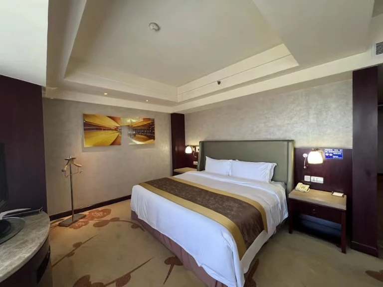 fed bed in hotel room，Equipped with TV and desk, Hotel, amber, furnished room, jinyiwei, colours, photograph taken in 2 0 2 0, Pleasant, Comfortable, Bedrooms, Bedrooms, 480p, 4 8 0 p, Luxury, television show, good morning, crystal, Deluxe, silkouette, luxurious environment, sable, grand