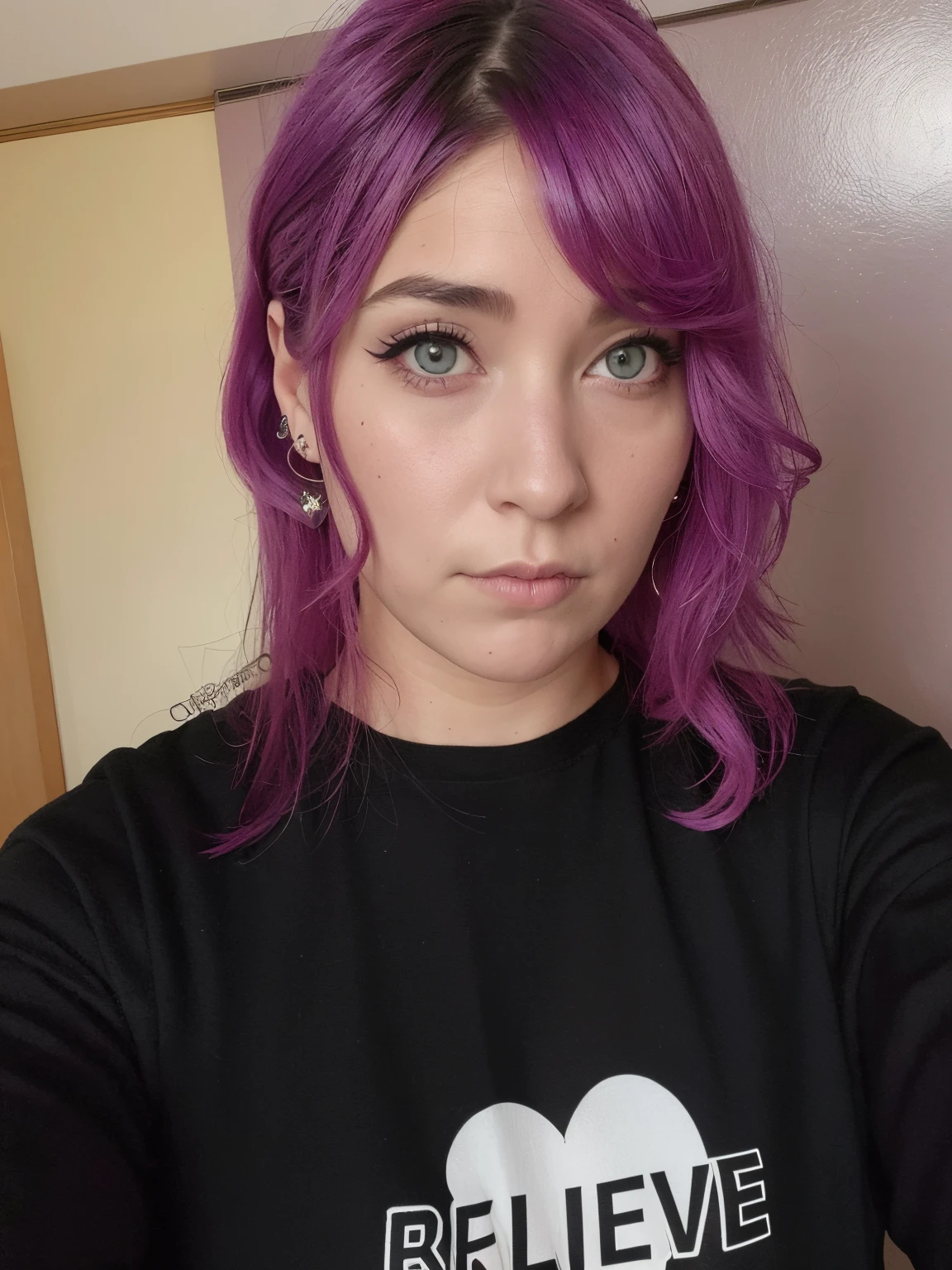 Arafierte Frau mit lila Haaren und Piercings, who wears a black shirt, Sie hat lila Haare, Dunkelviolettes Haar und Kybernetik, halfbody headshot, lila Unterhemd tragen, lila Haare, dyed hair, Kopfschuss eines jungen pelzigen Weibchens, Wearing purple headphones, kurzes lila Haar, Purple hair portrait of woman, Riesige Ohrringe und queeres Make-up, mit rosa Haaren