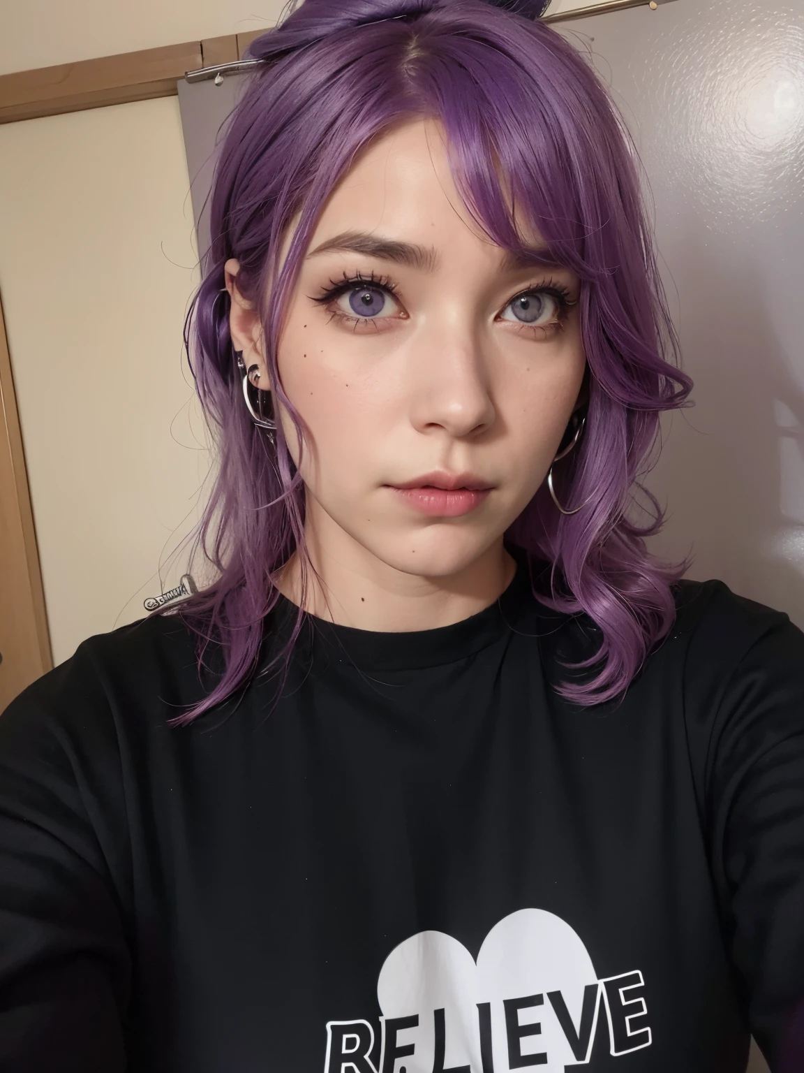 Arafierte Frau mit lila Haaren und Piercings, who wears a black shirt, Sie hat lila Haare, Dunkelviolettes Haar und Kybernetik, halfbody headshot, lila Unterhemd tragen, lila Haare, dyed hair, Kopfschuss eines jungen pelzigen Weibchens, Wearing purple headphones, kurzes lila Haar, Purple hair portrait of woman, Riesige Ohrringe und queeres Make-up, mit rosa Haaren