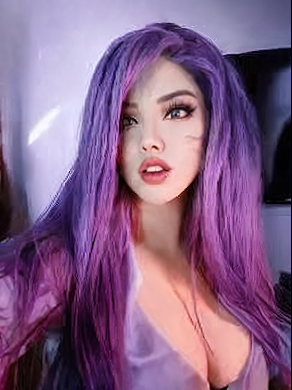 Cabello morado con cara de Kaisa de league of legends., Ella tiene el pelo morado, dark purple hair and cybernetics, her face looks like an orchid, long purple hair, Cabello largo violeta, Cabello largo morado, purple head, purple skin color, Cabello largo violeta, coloured hair, cabello morado y rosa, purple hair, Cabello morado suelto, Ava Max