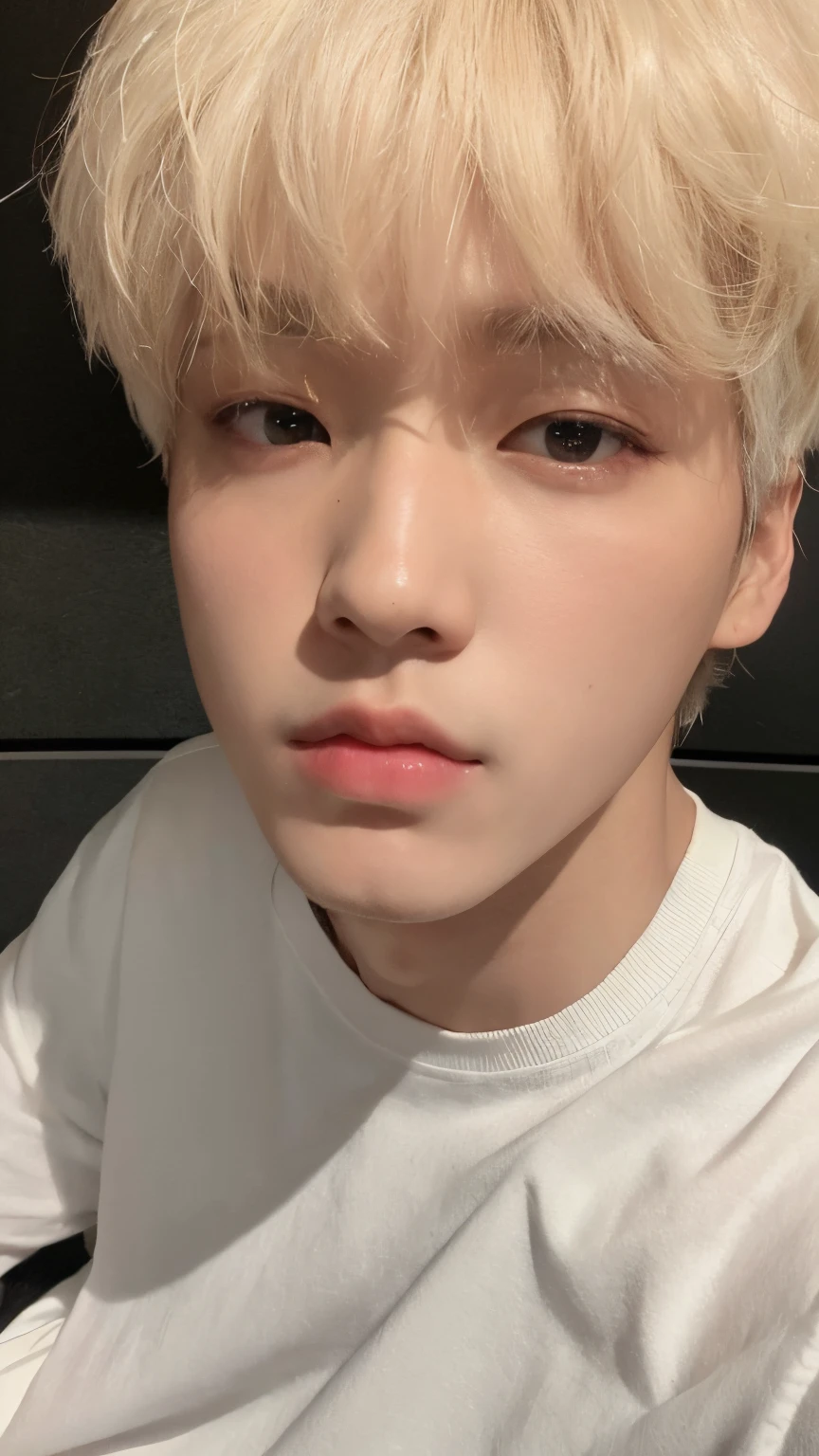 Un primer plano de una persona con una camisa blanca y un fondo negro, Cai Xukun, Kim Doyoung, Jinyoung Shin, Jung Jaehyun, Jimin\labios regordetes, Wan adorable cara coreana, Taejune Kim, Jimin\swollen right eyelid, Foto de perfil de la foto de cabeza, Jimin\Nariz griega de, Yanjun Chengt, Hyung Tae