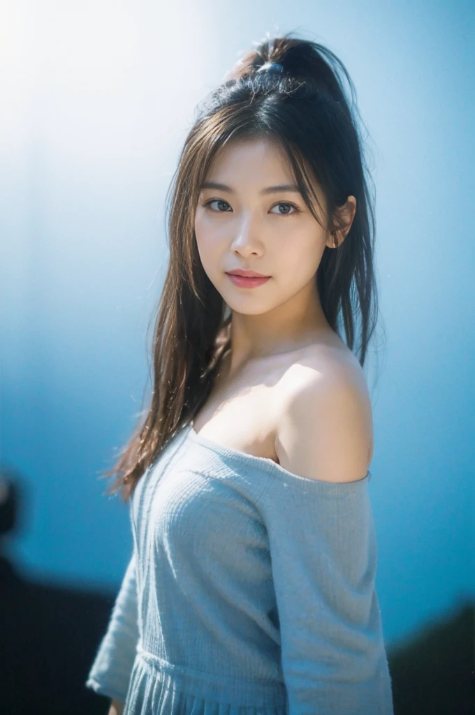(On a table, Best quality at best, realistically, ultra - detailed, meticuloso, A high resolution, 8k wallpaper), Close-up portrait of a beautiful woman, Chariada, Smiling, light brown messy hair, Perfect dynamic composition, 美丽meticuloso的眼睛, Just like the cover of a fashion magazine, On campus