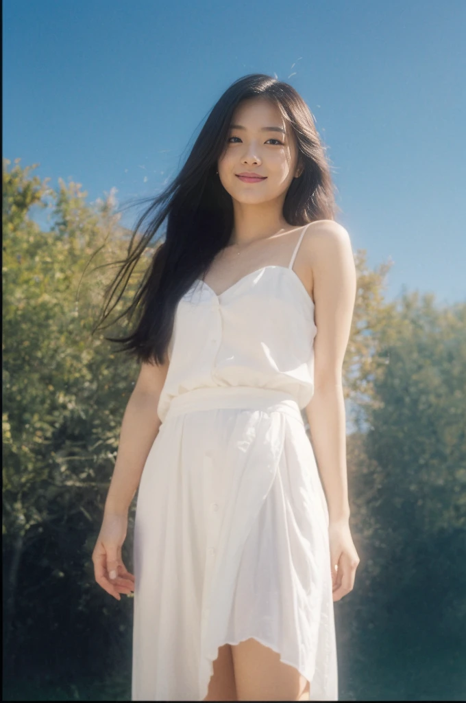 (On a table, Best quality at best, realistically, ultra - detailed, meticuloso, A high resolution, 8k wallpaper), Close-up portrait of a beautiful woman, Chariada, Smiling, light brown messy hair, Perfect dynamic composition, 美丽meticuloso的眼睛, Just like the cover of a fashion magazine, On campus