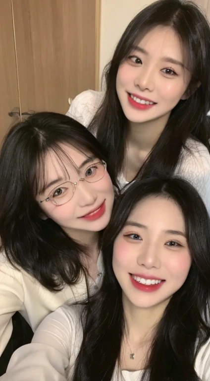 ((top-quality、8K、masterpiece:1.3))、2 girls、selfee、Long、onepiece、A slight smil