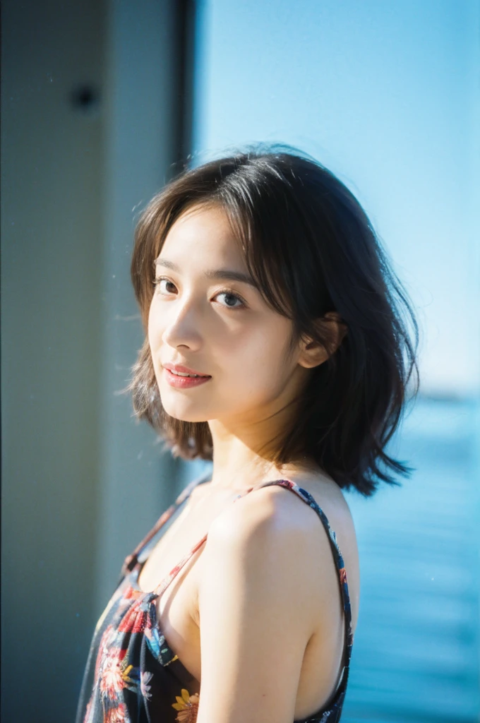 (On a table, Best quality at best, realistically, ultra - detailed, meticuloso, A high resolution, 8k wallpaper), Close-up portrait of a beautiful woman, Chariada, Smiling, light brown messy hair, Perfect dynamic composition, 美丽meticuloso的眼睛, Just like the cover of a fashion magazine, On campus