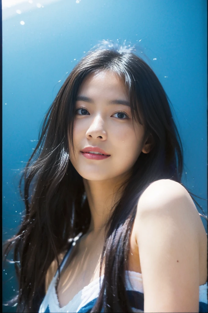 (On a table, Best quality, realistically, ultra - detailed, meticuloso, A high resolution, 8k wallpaper), Close-up portrait of a beautiful woman, Chariada, Smiling, light brown messy hair, Perfect dynamic composition, 美丽meticuloso的眼睛, Just like the cover of a fashion magazine, On campus
