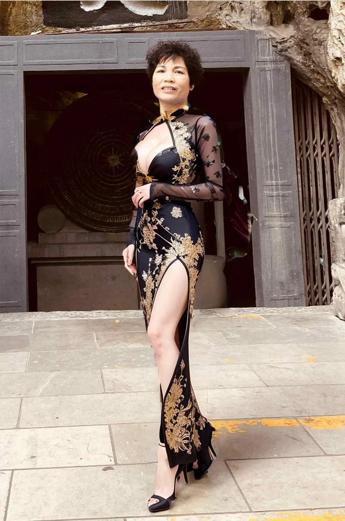 quality、masterpiece、A high resolution、Wuxi 1girl、(golden chinese dress)、(((hyper pretty face)))、Super beautiful eyes、Super beautiful hair、(())、((Big breasts that expose the))、((Raised sexy、very detailed nipples))、
