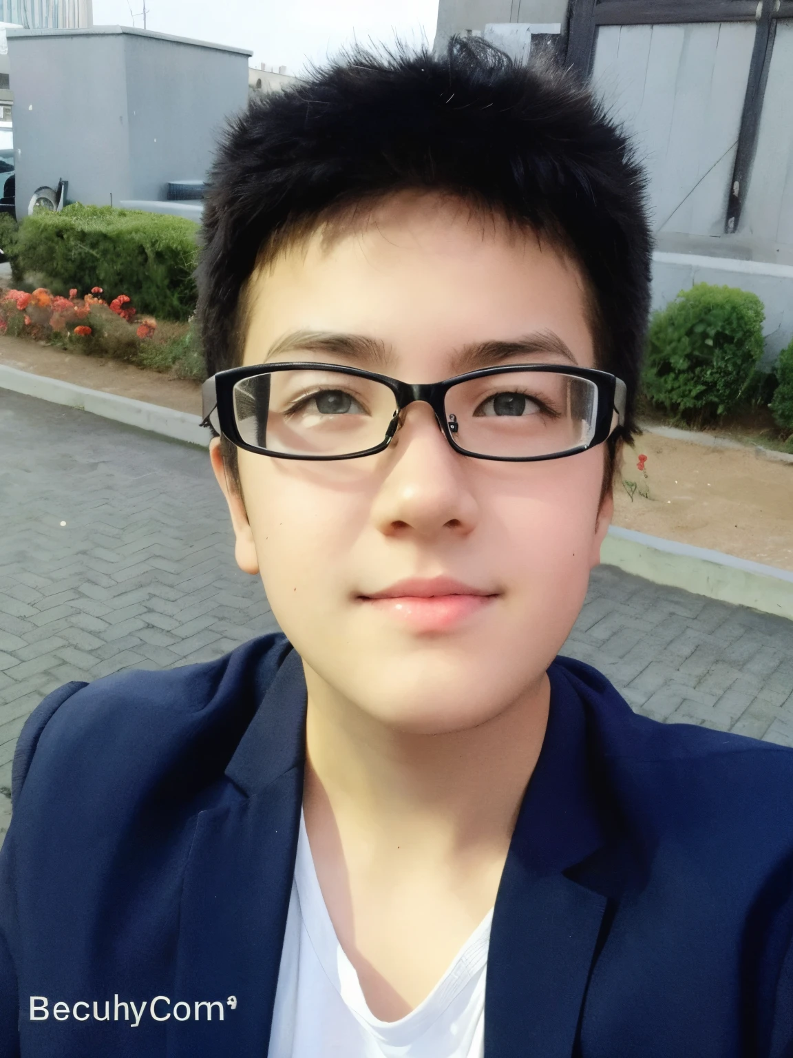 A girl who looks exactly like the boy in the photo(femminine)