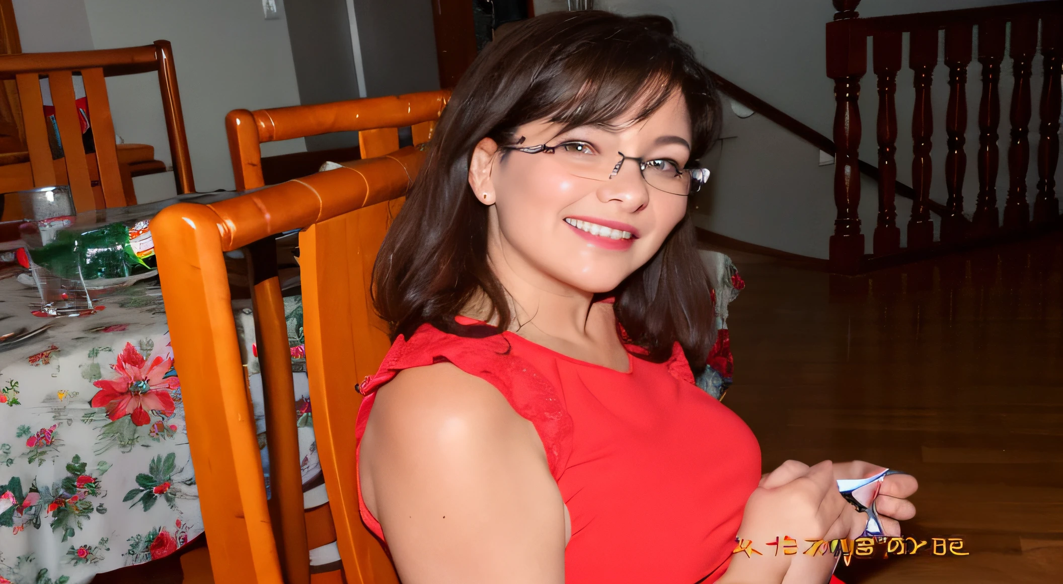 mulher sorridente com vestido vermelho, sentada em uma cadeira de madeira com um controle remoto, cerca de 40 anos, Mulheres de 40 anos,  imagem de perfil