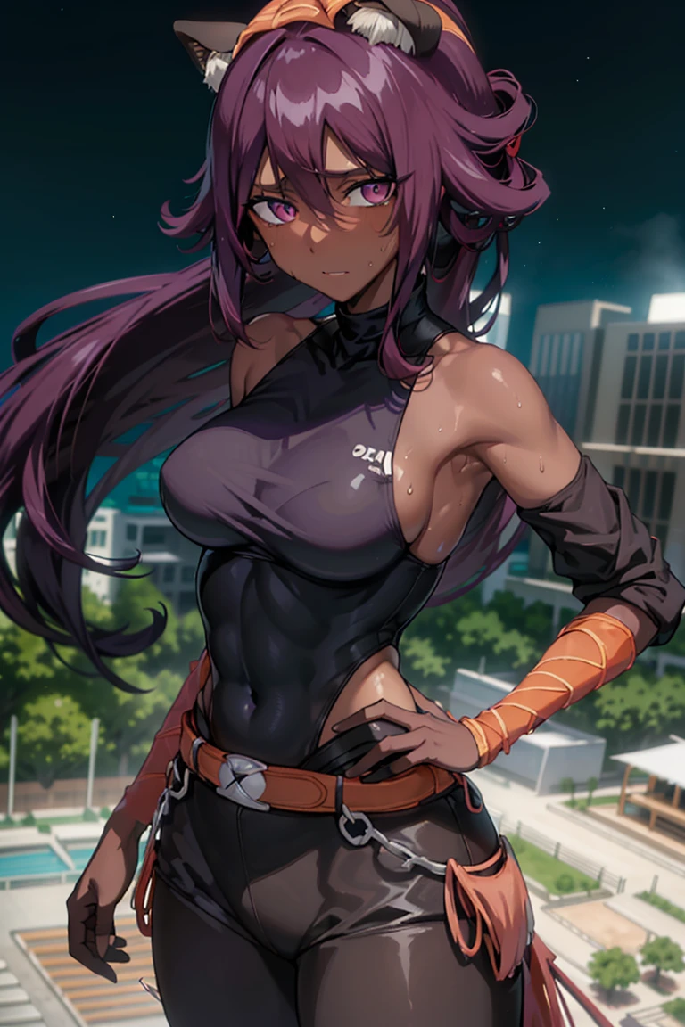 Yoruichishihouin, Yoruichi shihouin, Cabello largo, (ojos amarillos:1.5), Cola de caballo, purple hair, dark skin, hembra de piel oscura, Traje QUEBRAR, Traje negro, Traje debajo de la ropa, (Camisa naranja:1.5), mangas largas, DESCANSO al aire libre, DESCANSO mirando al espectador, (Disparo de vaquero:1.5), QUEBRAR (Obra maestra:1.2), La mejor calidad, High resolution, (插圖:0.8), Cara extremadamente detallada, CG extremadamente detallado, (Manos perfectas, Perfect anatomy), armpits, sweaty armpits, yellow eyes, dark skin, eyes very yellow, ojos amarillos, sonrisa, sonriendo, brown eyes