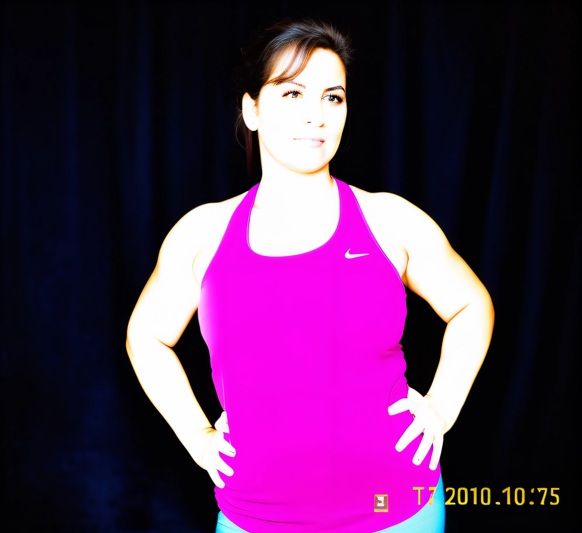 There is a woman standing with her hands on her hips, fotografia fit, tiro na parte superior do corpo, Rear photograph, Posar e flexionar, arms to side, meio - tiro no corpo, retrato!!!!!!, tiro de meio corpo, Pose frontal, photo shoot, 3 0 anos mulher, imagem de perfil, Posando!!, fotografia completa, hard lighting!, Usando : Tampo do Tanque, fotografia