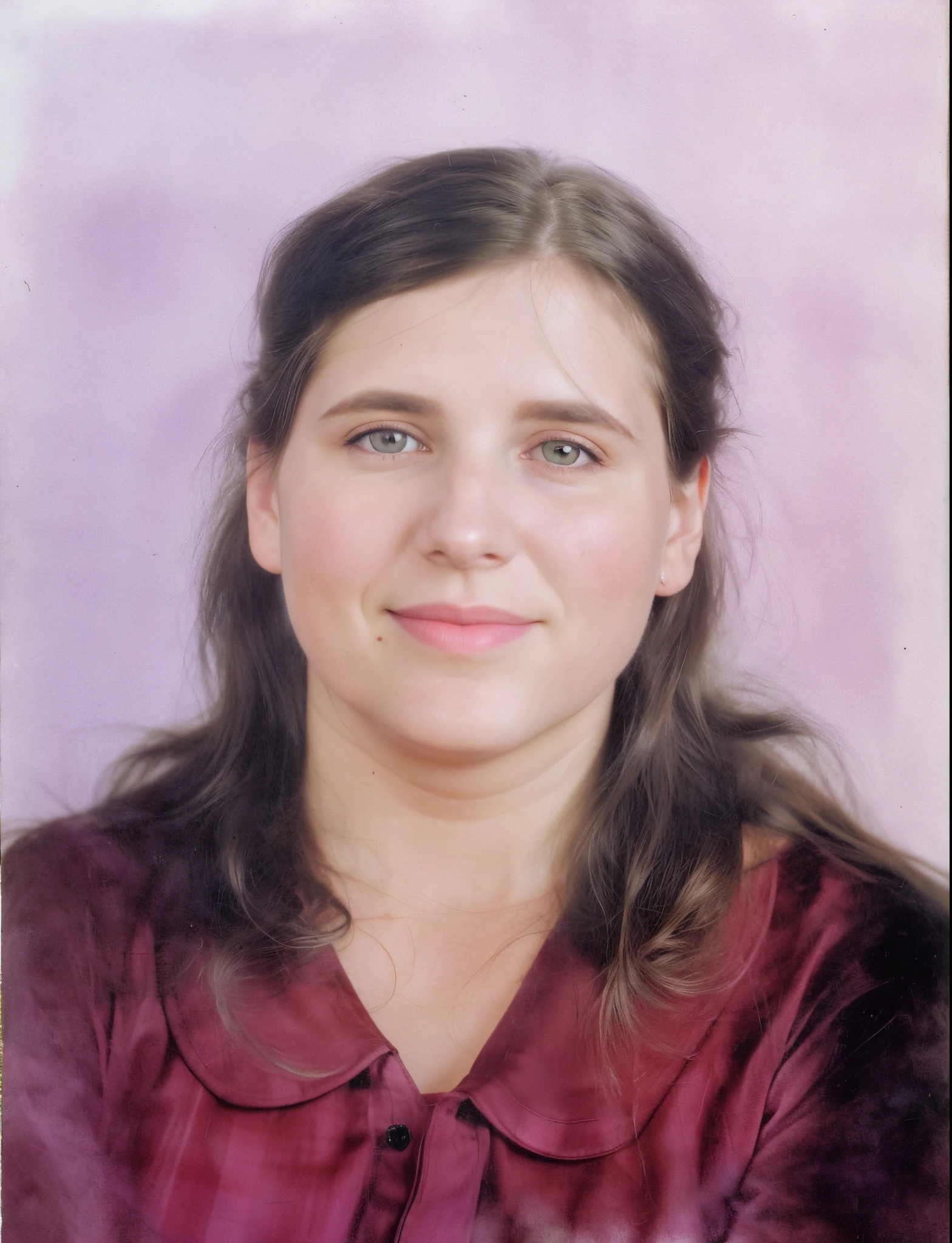 curvy woman with long hair and purple shirt, looking-into-camera, Foto de uma mulher, Moleksandra Shchaslyva, Anastasia Ovchinnikova, Retrato de Morana, uma foto colorida, Retrato colorido, retrato de uma mulher de 40 anos, em torno de 1 9 anos, cerca de 3 5 anos, Photographic portrait, color studio portrait