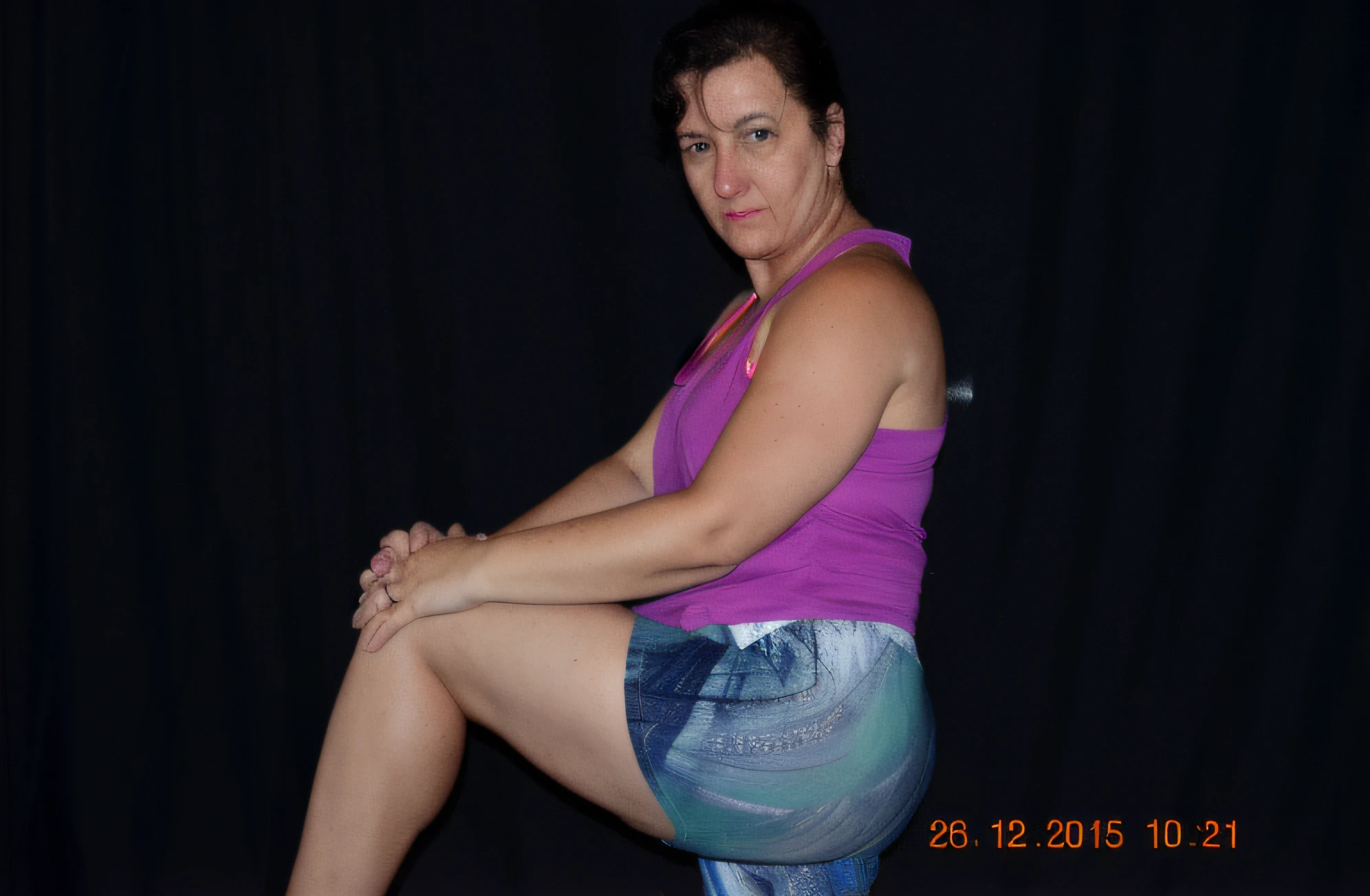 there is a woman sitting on a couch with her legs crossed, Mulher de 30 anos de Cuba, imagem central, suando intensamente, uhd candid photo of dirty, sweating, Mulheres de 40 anos, insectile forearms folded, imagem de perfil, suando profusamente, suado 4 k, sentado sobre joelhos dobrados, swollen muscles