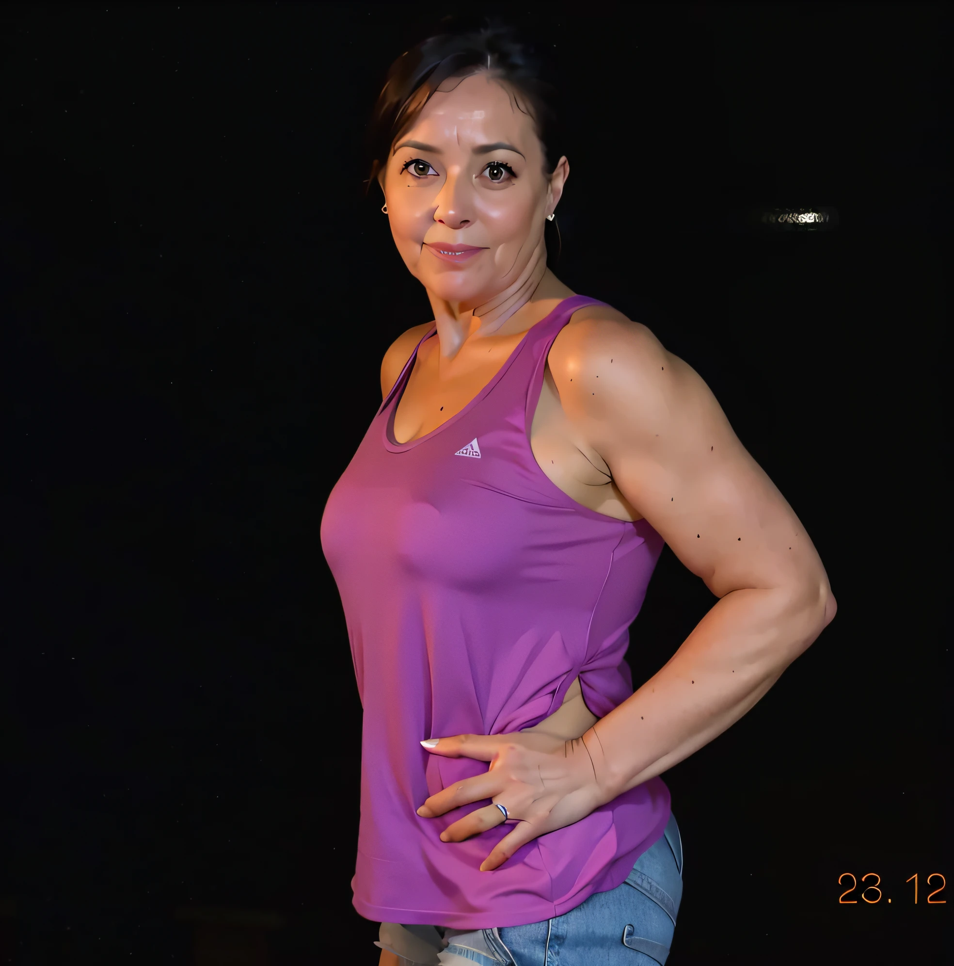 There is a woman in a purple shirt posing for a photo, foto fit, 3 0 anos mulher, (38 anos), in good physical shape, photo from behind, 4 5 I, ela tem cerca de 50 anos, recorte de meio corpo, Mulheres de 40 anos, ela tem cerca de 40 anos, ela tem cerca de 4 0 anos
