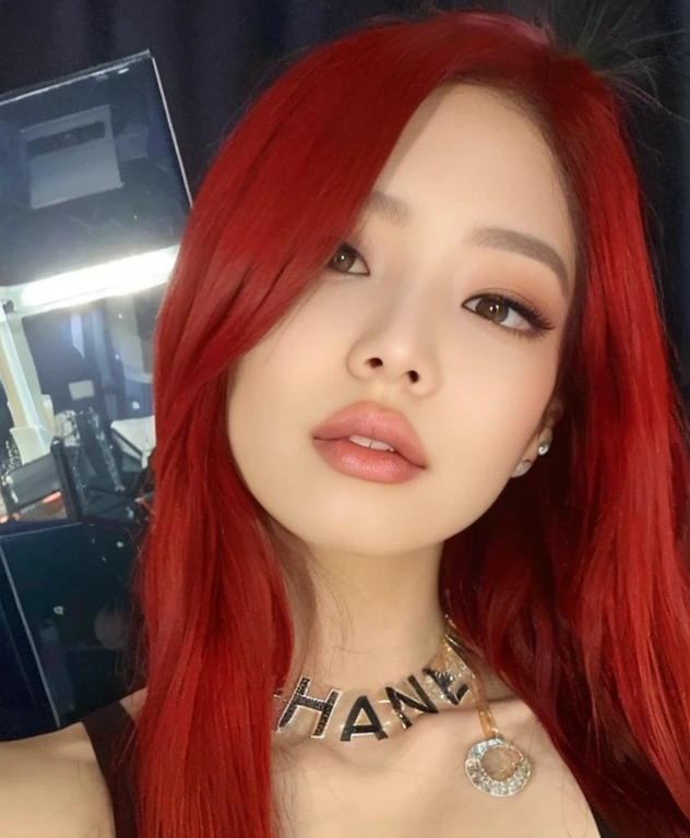 Un primer plano de una mujer pelirroja y un collar, Jossi de Blackpink, Parque Roseanne de Blackpink, con el pelo rojo, red tinted hair, Retrato de Jossi de Blackpink, Ella tiene el pelo rojo, con el pelo largo y rojo, Jisoo de Blackpink, Sun Yunjoo, Fuerte tono rojo, cabello rojo brillante, Ella tiene el pelo largo redorange, Jisoo de Blackpink