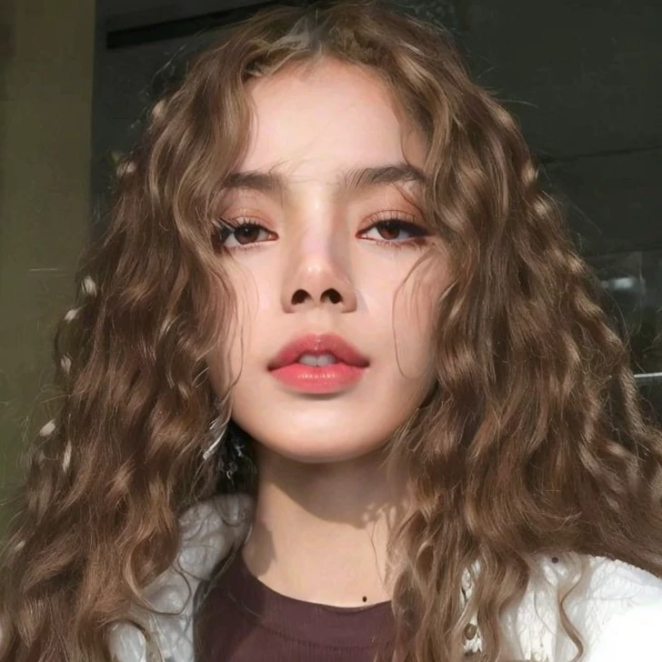 Arab woman with curly hair and a white jacket looking at the camera., Corte De pelo rizaDo en la parte meDia, pale skin curly blond hair, Sin maquillaje cabello onDulaDo, cabello rubio rizaDo | D & D, su rostro enmarcaDo con rizos, con cabello largo y rizaDo, Mujer joven INFP, brown curly hair, con una permanente rizaDa, pelo rizaDo, cabello onDulaDo extenDiDo, Lisa de blackpink, cara de Lisa de blackpink