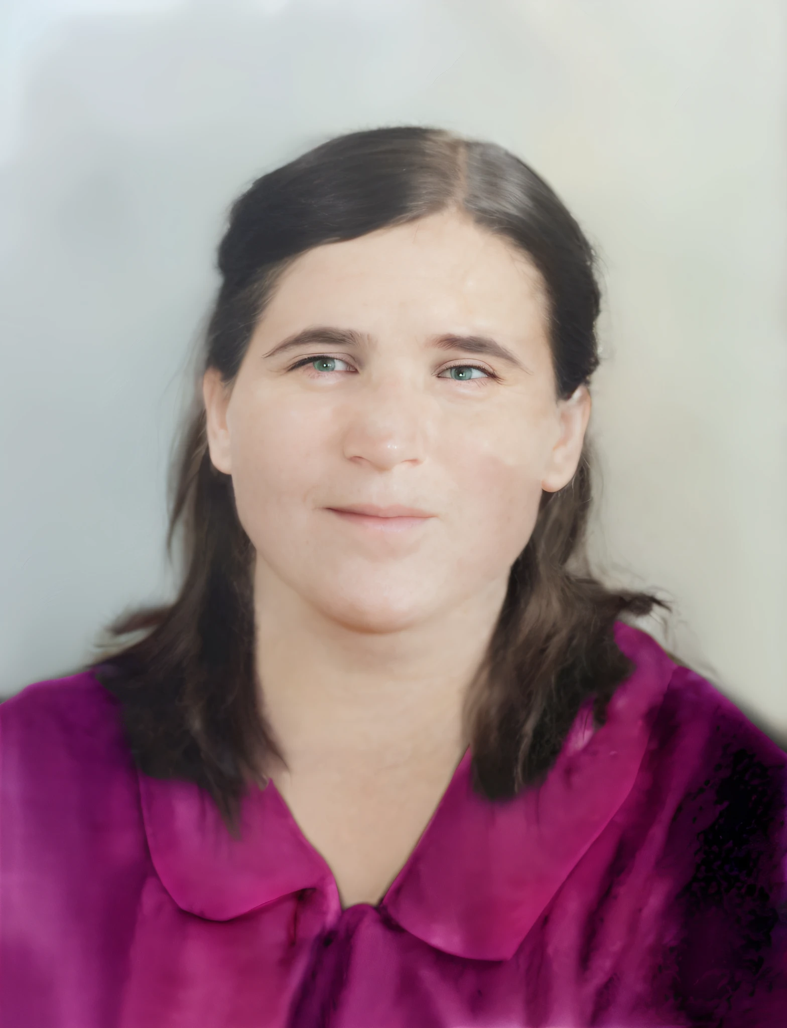 curvy woman with long hair and purple shirt, looking-into-camera, Foto de uma mulher, Moleksandra Shchaslyva, Anastasia Ovchinnikova, Retrato de Morana, uma foto colorida, Retrato colorido, retrato de uma mulher de 40 anos, em torno de 1 9 anos, cerca de 3 5 anos, Photographic portrait, color studio portrait