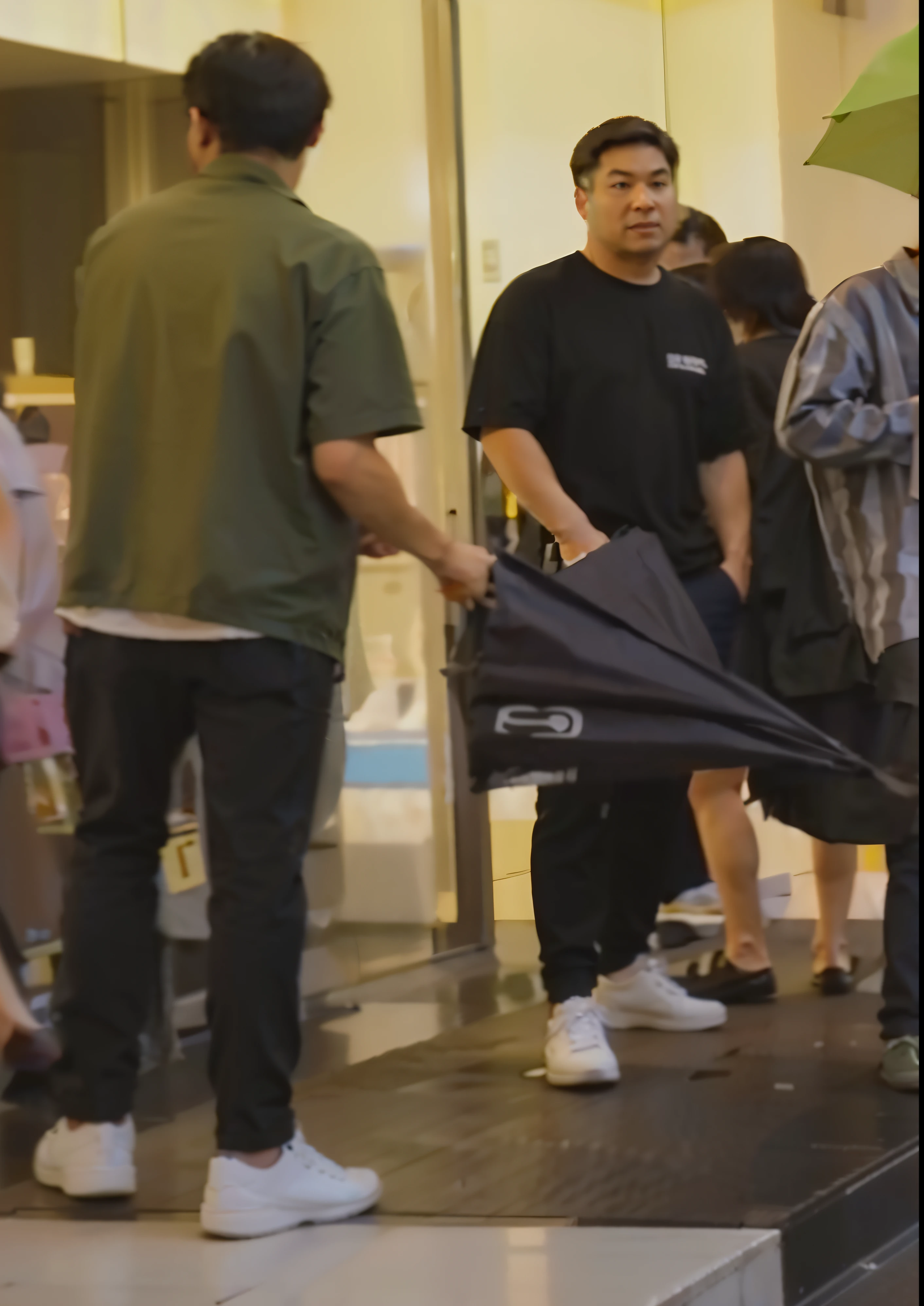 People standing holding umbrellas，clear photo，k hd，Highly accurate