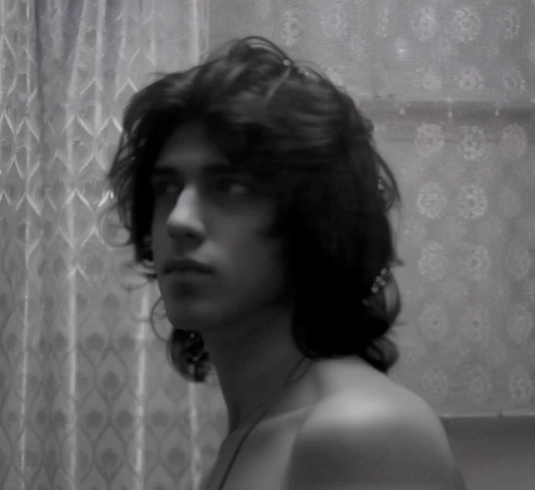 30 years old homem arafiado com cabelo comprido e sem camisa