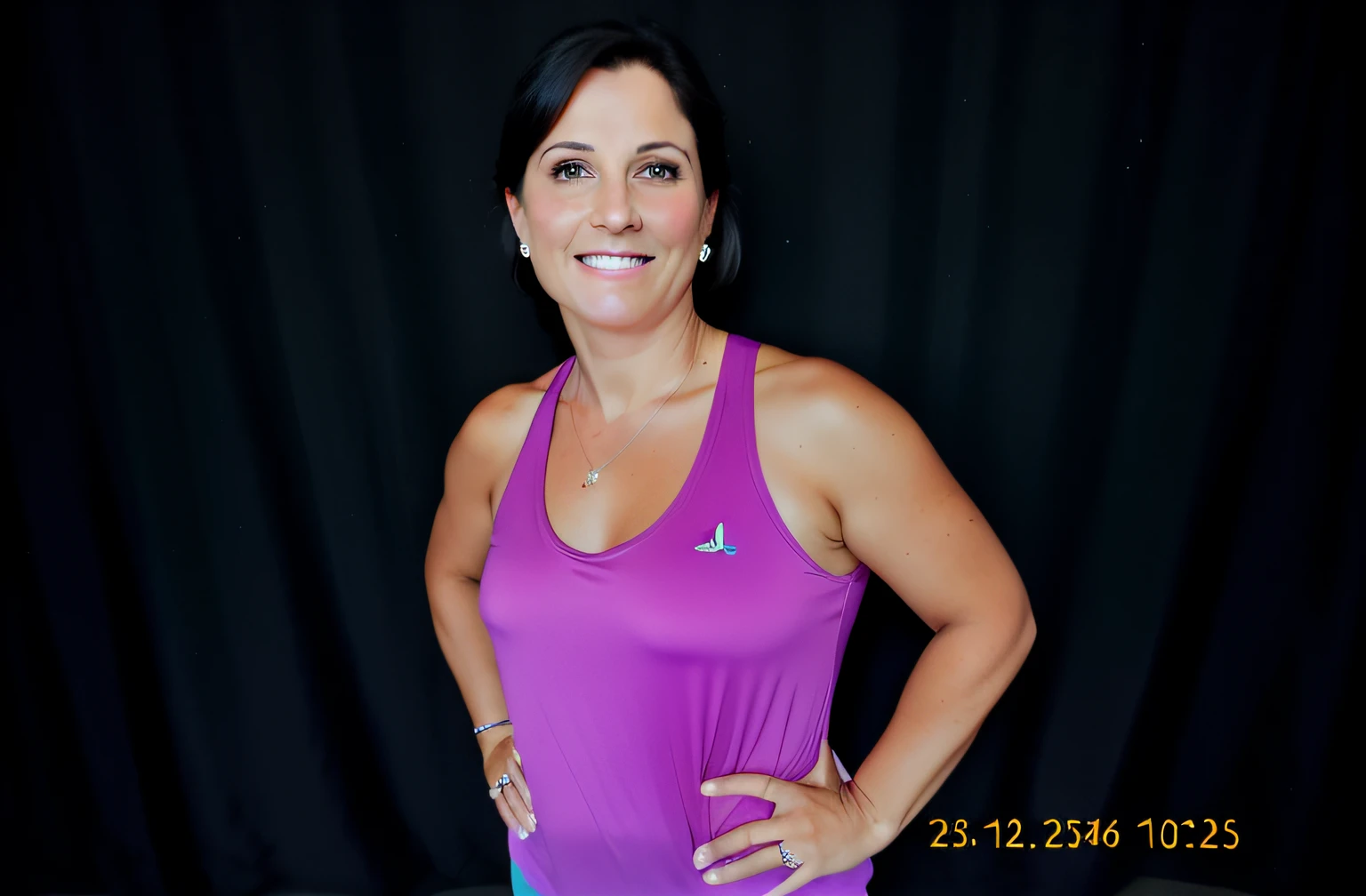there is a woman in a purple blouse posing for a photo, 3 0 anos mulher, Mulheres de 40 anos, (38 anos), coluna, imagem central, imagem de perfil, 4 5 I, ombro na frente pose, 3 6 anos, Mulher de 30 anos