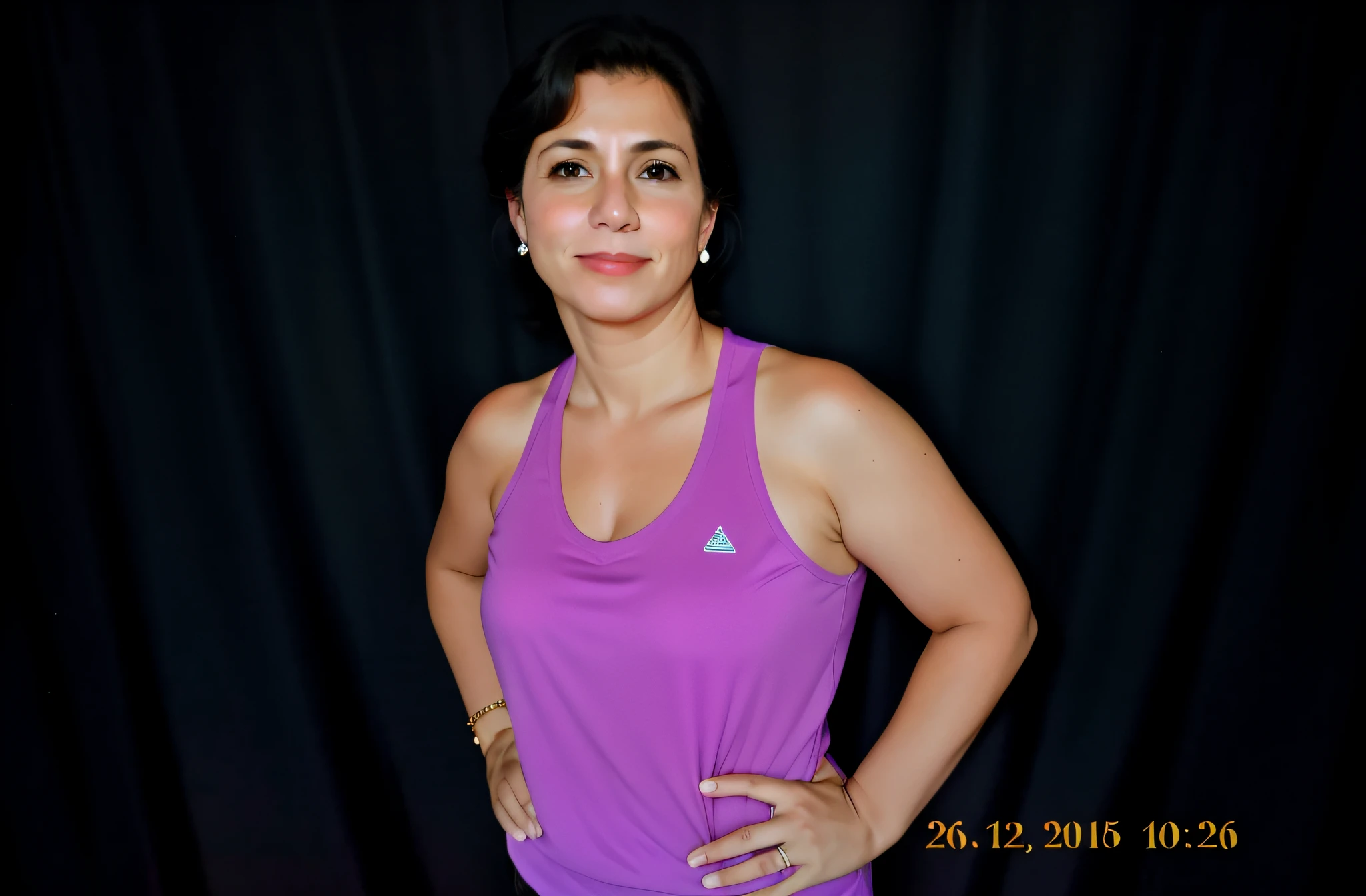 there is a woman in a purple blouse posing for a photo, 3 0 anos mulher, Mulheres de 40 anos, (38 anos), coluna, imagem central, imagem de perfil, 4 5 I, ombro na frente pose, 3 6 anos, Mulher de 30 anos