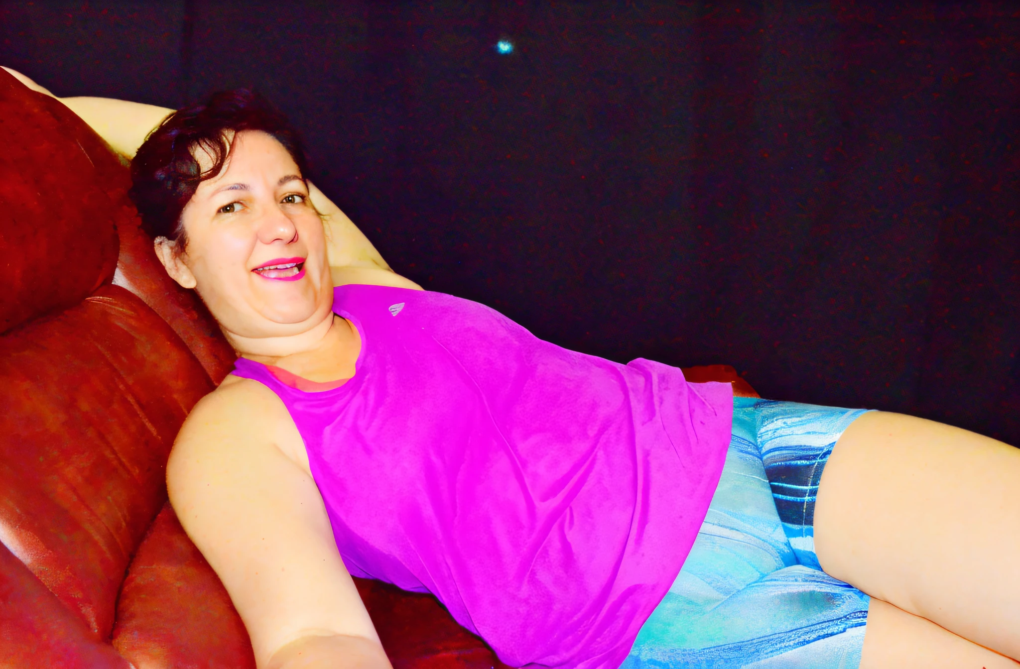 There's a woman lying on a couch with a remote in her hand, relaxing and smiling at camera, sweating, relaxed pose, Tiro de glamour, deitado em um travesseiro, reclinado na cama, imagem de perfil, fazendo uma pose atrevida, photo shoot, Mulheres de 40 anos, Divirta-se. vibrante, relaxing on the couch, deitado na cama