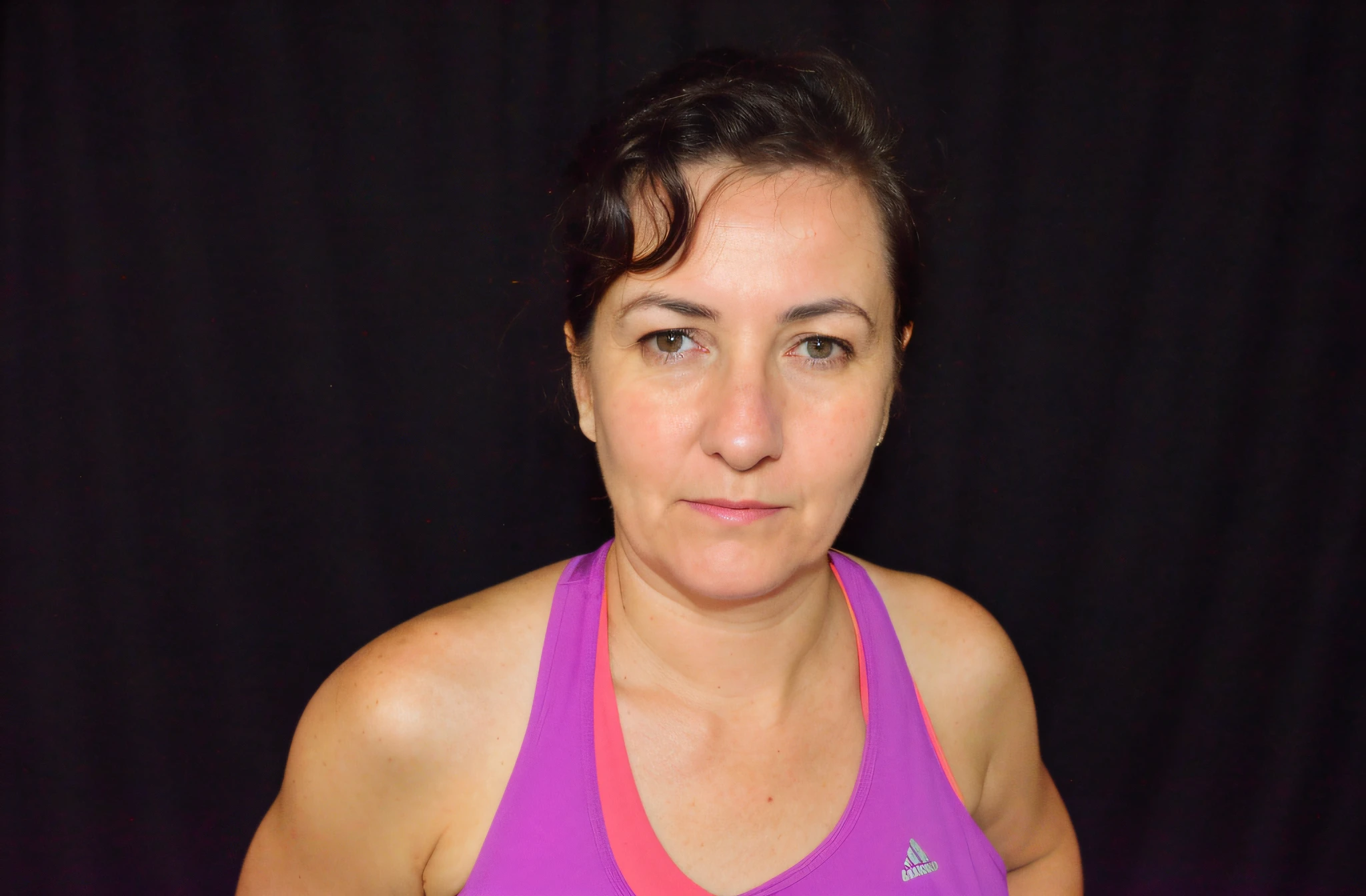 there is a woman in a purple blouse holding a tennis racket, rosto suado, Alina Ivanchenko, (38 anos), Sandra Chevier, Mina Petrovic, Mulheres de 40 anos, Retrato frontal, imagem de perfil, Madalena Radziej, Magda Torres Gurza, suando intensamente, Ekaterina, sweating
