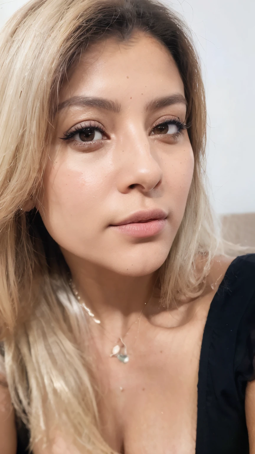 8k, best quality, master part, Ultra high resolution, (realismo: 1.4), foto original, (textura de pele realista: 1.3), (filmic grain: 1.3), (selfie angle), 1 girl, roupas cor-de-rosa, Olhos de cor de safira e detalhes bonitos do rosto, master part, best quality, Close-up, Parte
