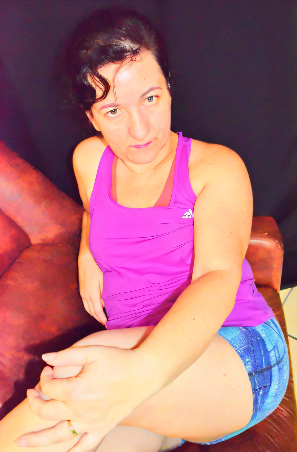 there is a woman sitting on a couch with her legs crossed, Sandra Chevier, photo shoot, imagem central, imagem retrato, Mulheres de 40 anos, 3 0 anos mulher, foto retrato, ombro na frente pose, imagem de perfil, sentado sobre joelhos dobrados, sweating, Ekaterina, studio potrait, suando intensamente