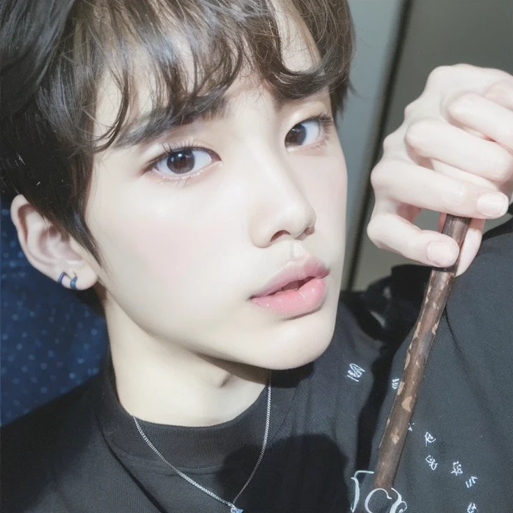 Arafed Asian boy in a black shirt holding a brown stick, 1 7 years - thin-faced child, Cai Xukun, Jinyoung Shin, Ulzzang masculino, Jung Jaehyun, chico cara delgada, Wan adorable cara coreana, Kim Doyoung, Blade de Drain Gang, Yanjun Chengt, ulzzang, Sakimichan