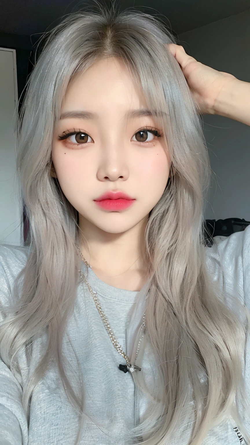 Chica de cabello gris, Asian, ojos claros, hermosa, con camiseta gris y un collar negro, rostro de jennie kim, blackpink, kpop, ojos gatunos