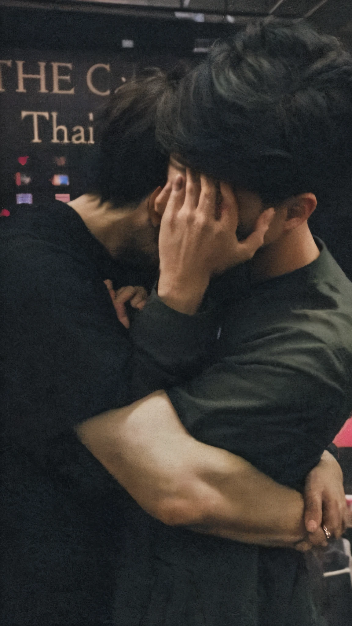 There is a man and another man hugging in a room, two men hugging, Ruan Jia e Brom, Jin Shan e Ross Tran, Alessio Albi e Shin Jeongho, hugging each other, 😭 🤧 💔, Desolado, Hidari e Vlop, ruan jia and joao ruas, hugging, hugging his knees, quadro emocional