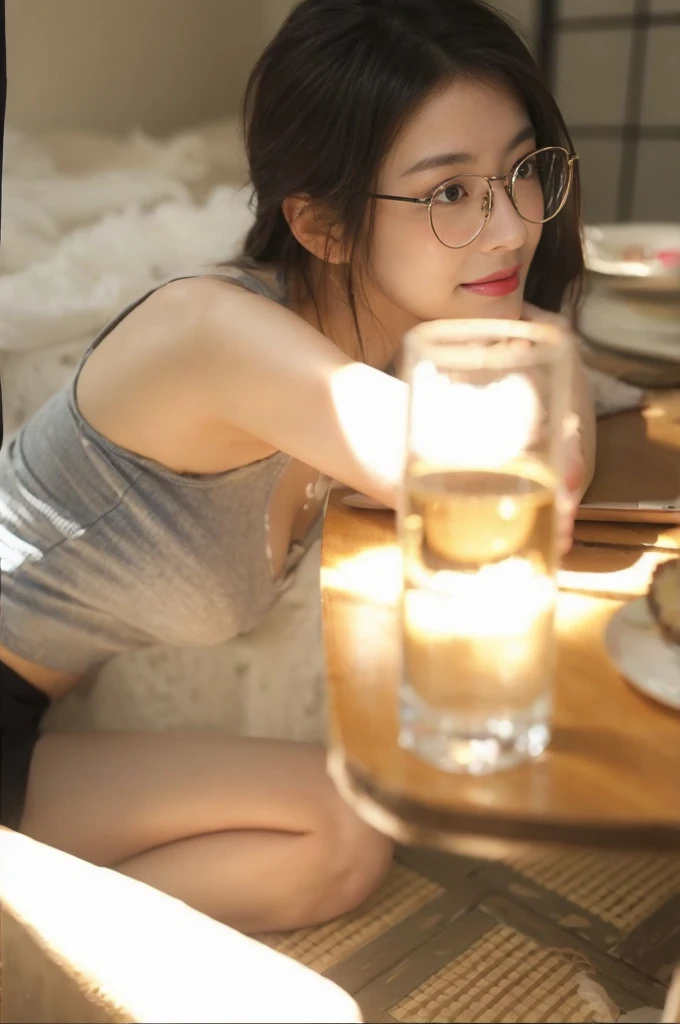 (On a table, Best quality, realistically, ultra - detailed, meticuloso, A high resolution, 8k wallpaper), Close-up portrait of a beautiful woman, Chariada, Smiling, light brown messy hair, Perfect dynamic composition, 美丽meticuloso的眼睛, Just like the cover of a fashion magazine, On campus