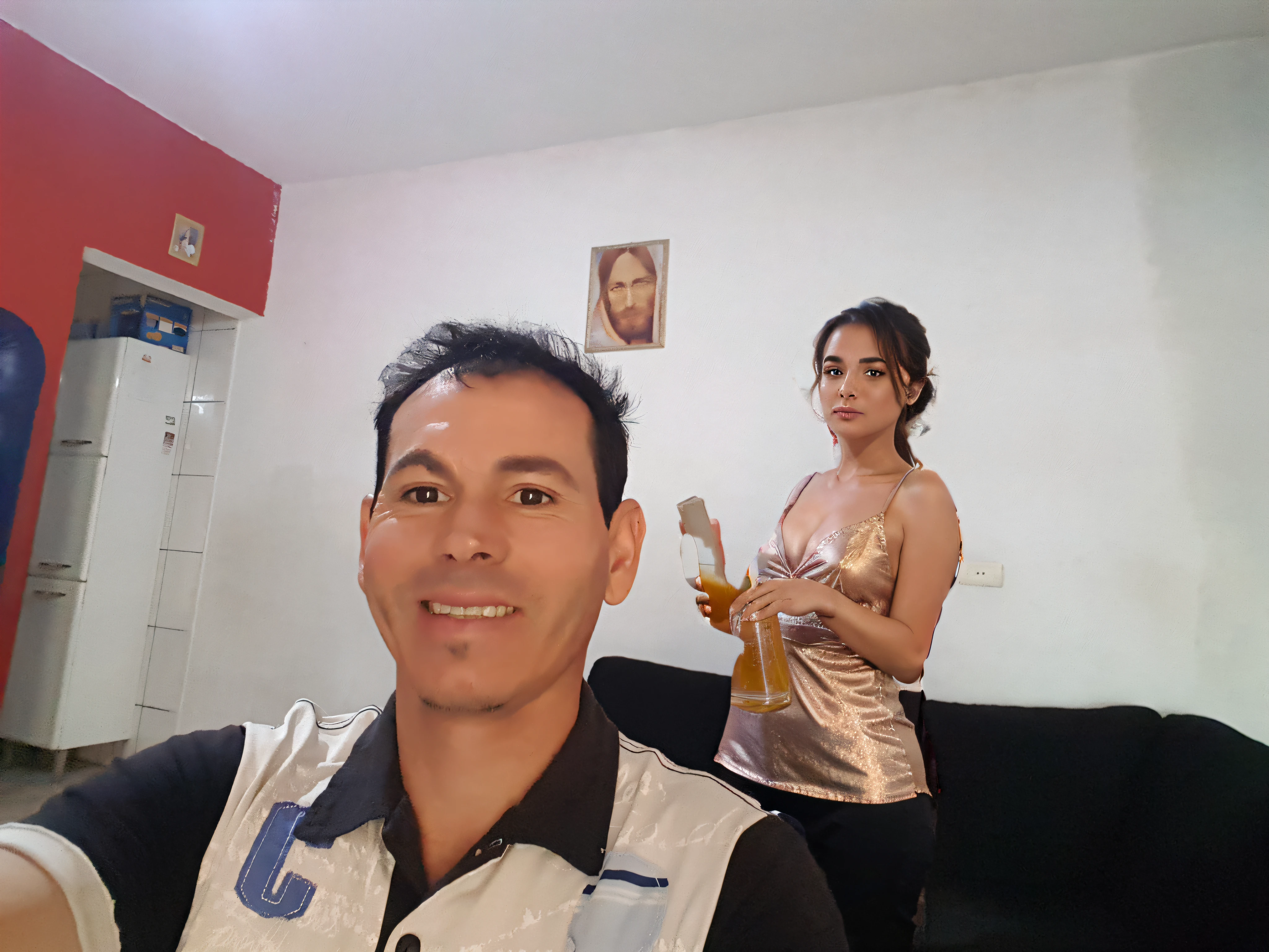 uma mulhar elegante tomando cerveja imagem filme 4k