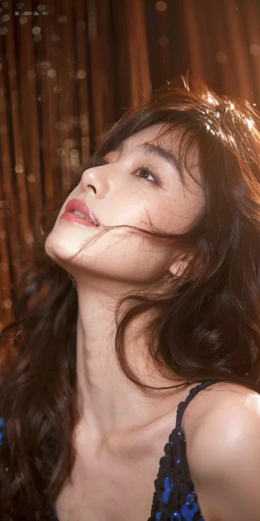 (On a table, Best quality, realistically, ultra - detailed, meticuloso, A high resolution, 8k wallpaper), Close-up portrait of a beautiful woman, Chariada, Smiling, light brown messy hair, Perfect dynamic composition, 美丽meticuloso的眼睛, Just like the cover of a fashion magazine, On campus