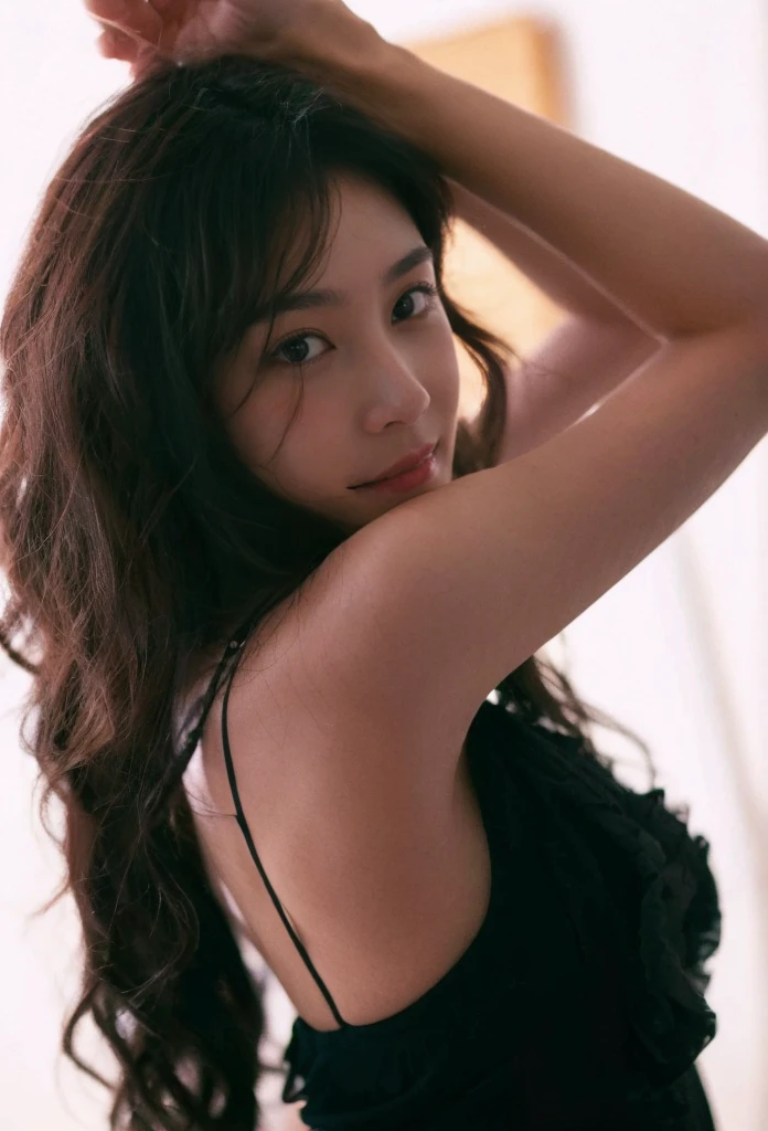 (On a table, Best quality, realistically, ultra - detailed, meticuloso, A high resolution, 8k wallpaper), Close-up portrait of a beautiful woman, Chariada, Smiling, light brown messy hair, Perfect dynamic composition, 美丽meticuloso的眼睛, Just like the cover of a fashion magazine, On campus