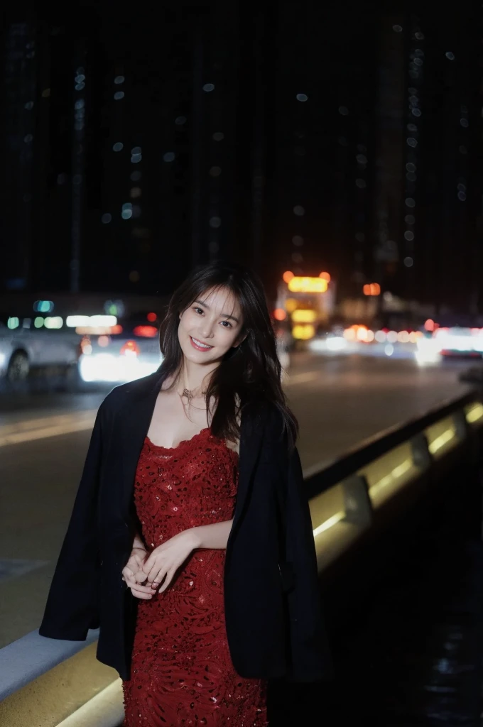 (On a table, Best quality, realistically, ultra - detailed, meticuloso, A high resolution, 8k wallpaper), Close-up portrait of a beautiful woman, Chariada, Smiling, light brown messy hair, Perfect dynamic composition, 美丽meticuloso的眼睛, Just like the cover of a fashion magazine, On campus