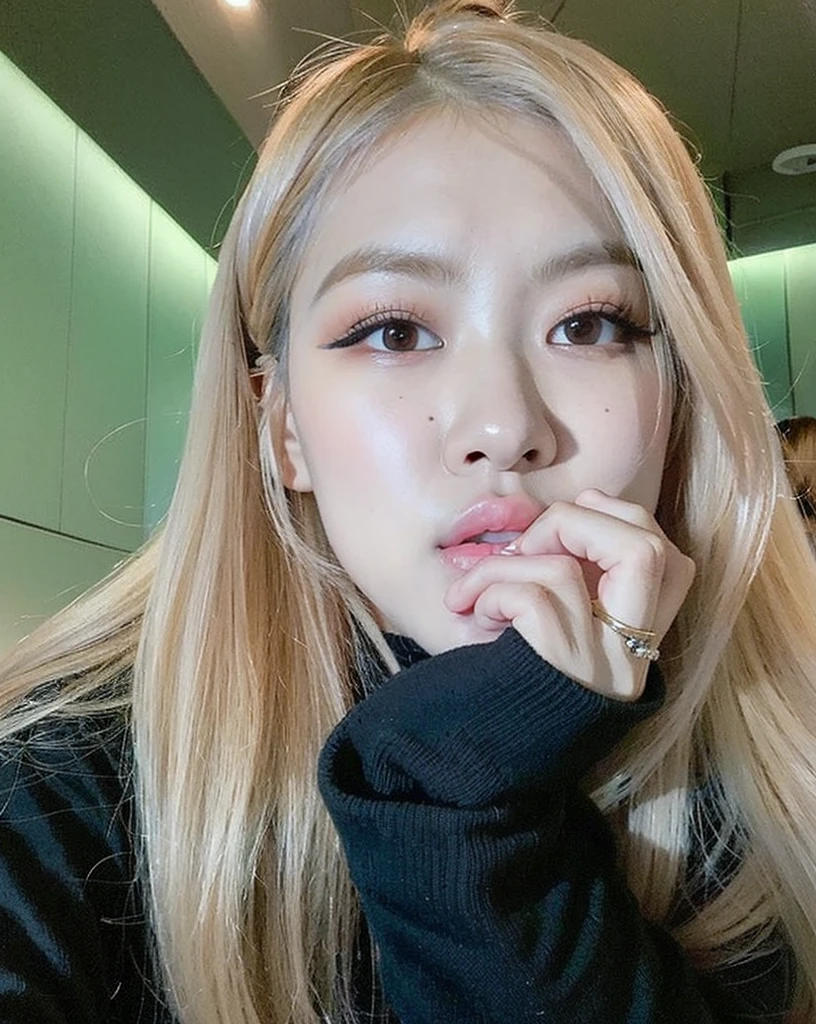 Araffed woman with long blond hair and a black sweater, Parque Roseanne do Blackpink, jossi do blackpink, Retrato de Jossi de Blackpink, jisoo do blackpink, Heonhwa Choe, Jisoo do Blackpink, Jaeyeon Nam, jennie blackpink, Kim Doyoung, wan adorable korean face, Parque Ji-min, Jinyoung Canela, Retrato Jisoo Blackpink