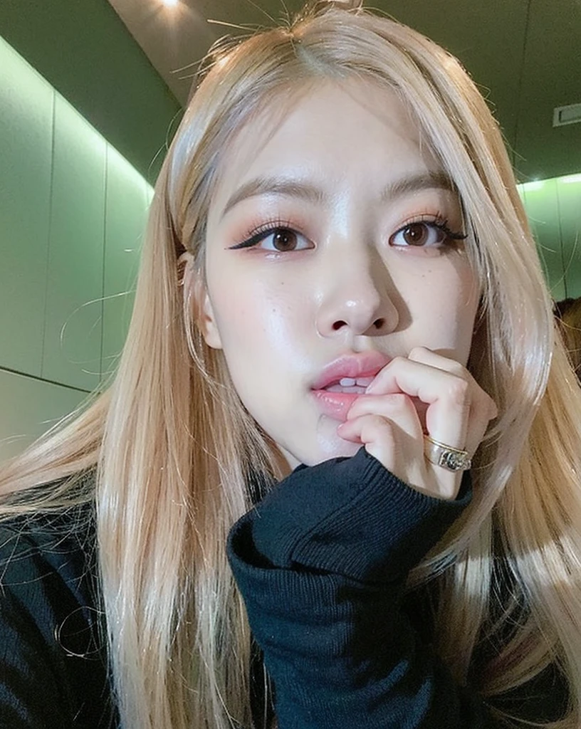 Araffed woman with long blond hair and a black sweater, Parque Roseanne do Blackpink, jossi do blackpink, Retrato de Jossi de Blackpink, jisoo do blackpink, Heonhwa Choe, Jisoo do Blackpink, Jaeyeon Nam, jennie blackpink, Kim Doyoung, wan adorable korean face, Parque Ji-min, Jinyoung Canela, Retrato Jisoo Blackpink
