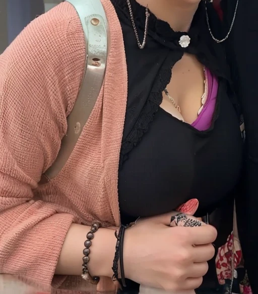 Large bulging ???????, cleavage