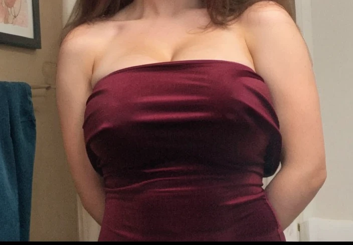 Large bulging breasts, cleavage