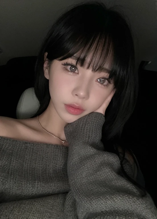 Arafed woman with black hair and a sweater sitting in a car., ulzzang, Jinyoung Shin, chica linda-fina-cara, Chica coreana, Ella tiene el pelo negro con flequillo, con flequillo, Cabello limpio con flequillo, Jaeyeon Nam, 🤤 girl portrait, pale round face, flequillo esponjoso, con cara linda - fina -, Flequillo contundente cae sobre su frente