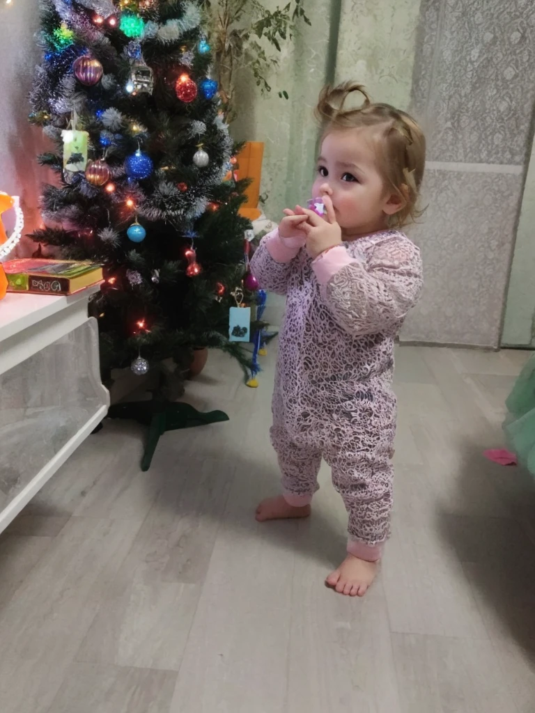 (Masterpiece:1.3), (8K, Photorealistic, RAW photo, Best Quality: 1.4), People of Belarus , (1 girl),2 years old, beatiful face, (realistic face), (blonde hair, Short hair:1.3), beautiful hairstyle, Realistic eyes, Beautiful eyes, Beautiful eyes, (Realistic skin), Beautiful skin, Attractive, Ultra high definition, high definition, close up, Portrait, the golden ratio, detaled face, Look at the beholder, Smile, (Shoulder gaze), middle chest,