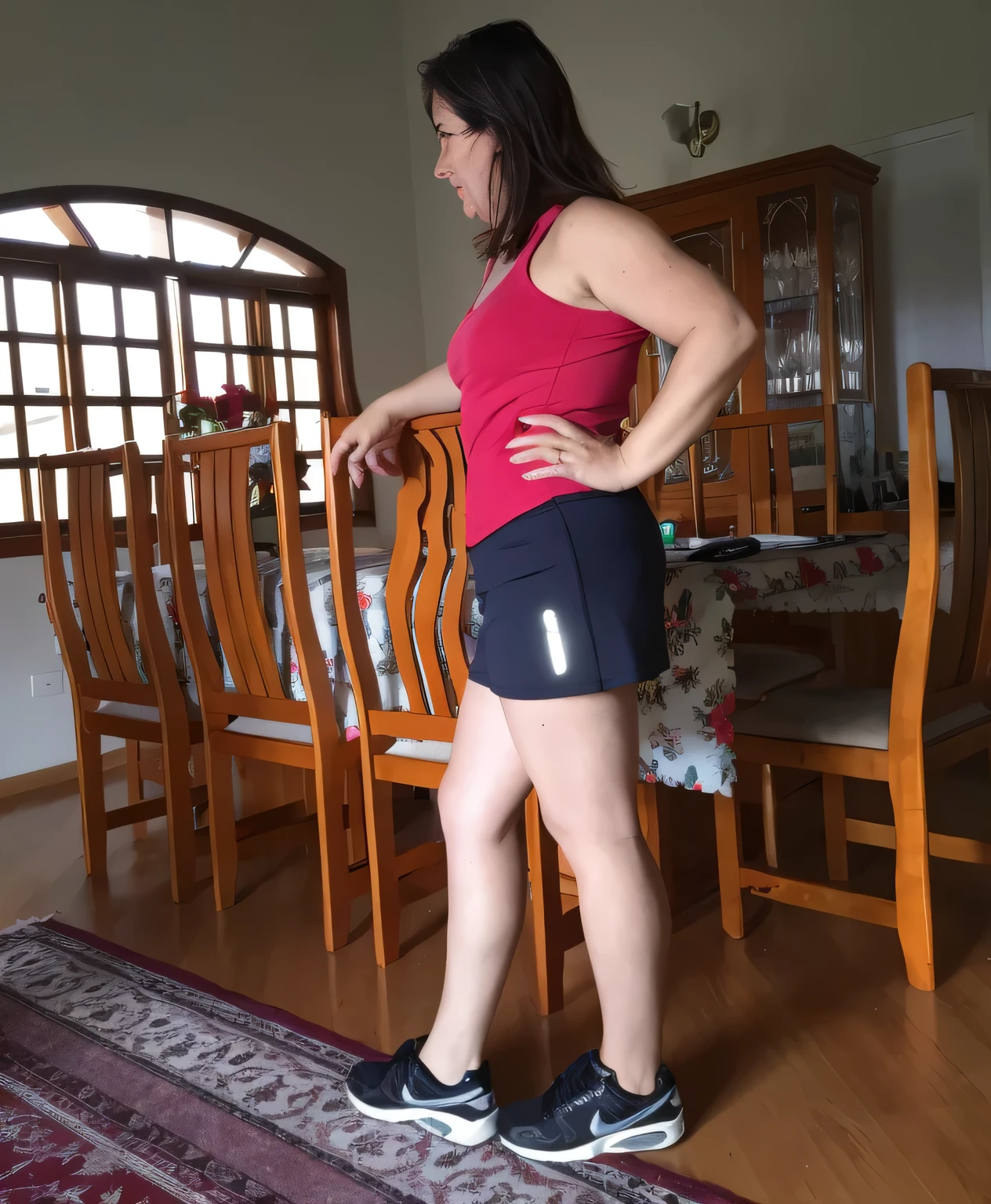 there is a woman standing on a scale in a room, pose lateral, side view of her taking steps, Bermuda, Retrato Lateral, posou no perfil, tiro na perna e no quadril, wearing black shorts, Photo adjustment, Tiro lateral, vestindo shorts vermelhos, usando equipamento de fitness, sport bra and dark blue shorts, mulher curta robusta, Pose de perfil, 3/4 vista lateral