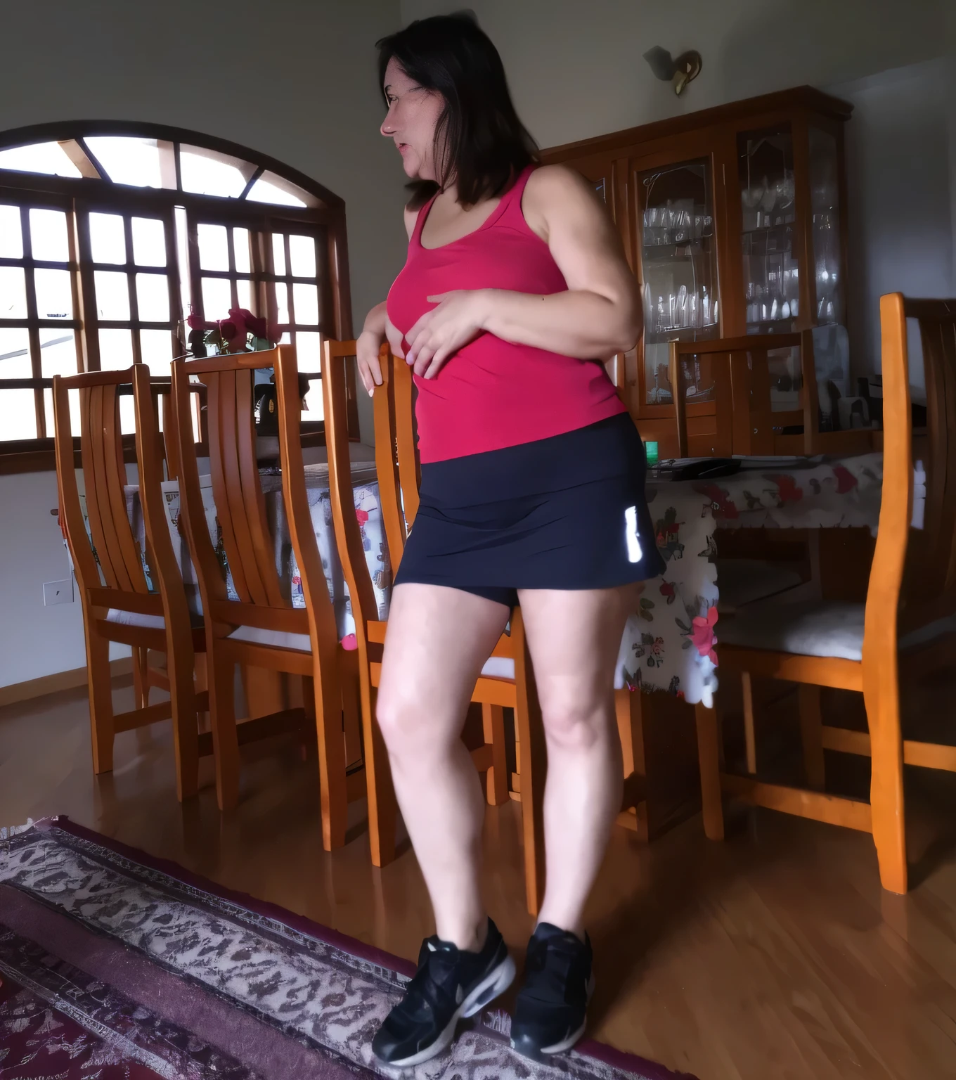 woman in a pink shirt and black shorts standing on a rug in a room, side view of her taking steps, usando saia, Tiro lateral, lunging at camera :4, Bermuda, in good physical shape, mini-saia, tiro na perna e no quadril, usando uma saia, minissaia, pose lateral, tiro de corpo inteiro, view of the back, Photo adjustment