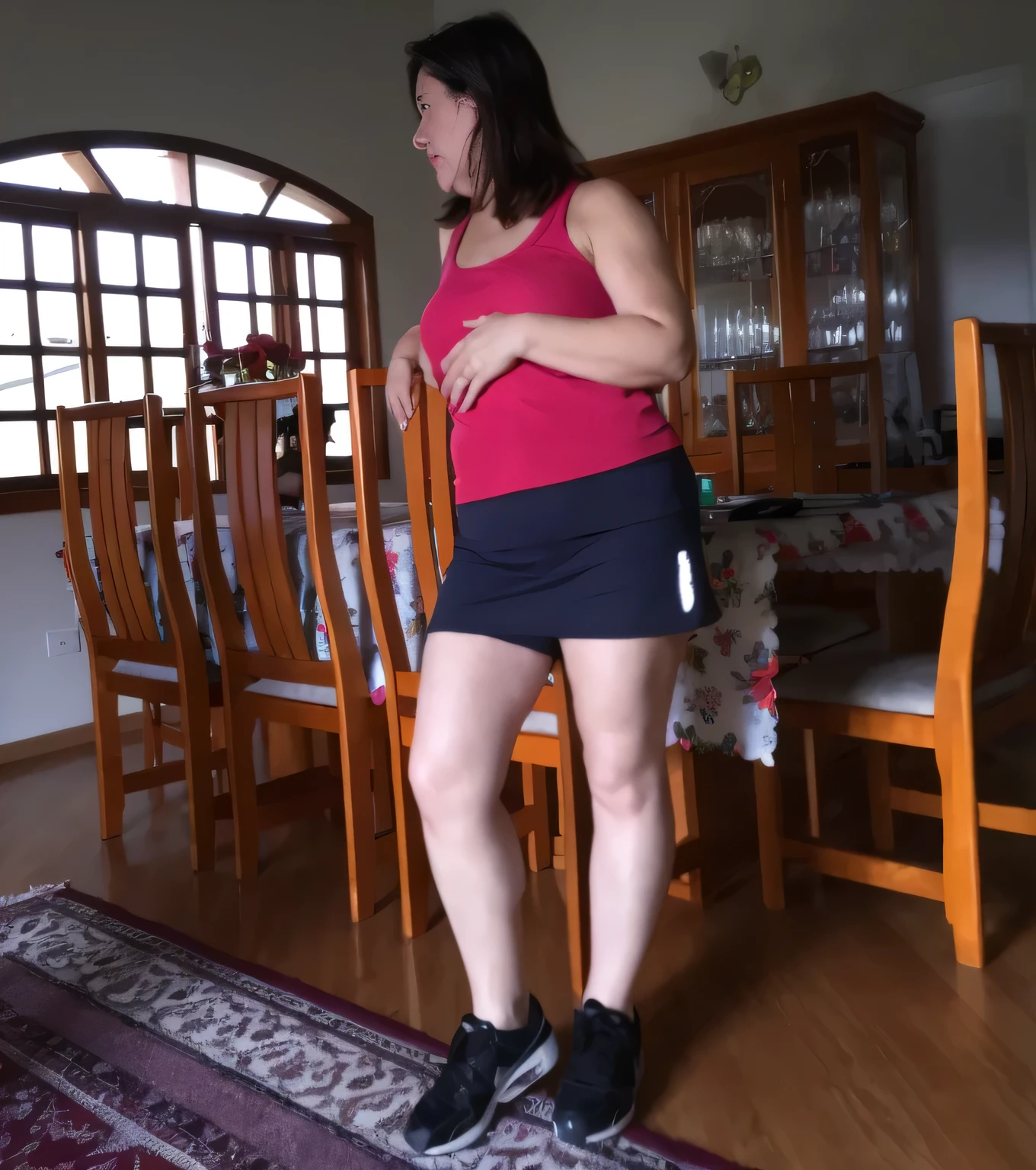 woman in a pink shirt and black shorts standing on a rug in a room, side view of her taking steps, usando saia, Tiro lateral, lunging at camera :4, Bermuda, in good physical shape, mini-saia, tiro na perna e no quadril, usando uma saia, minissaia, pose lateral, tiro de corpo inteiro, view of the back, Photo adjustment