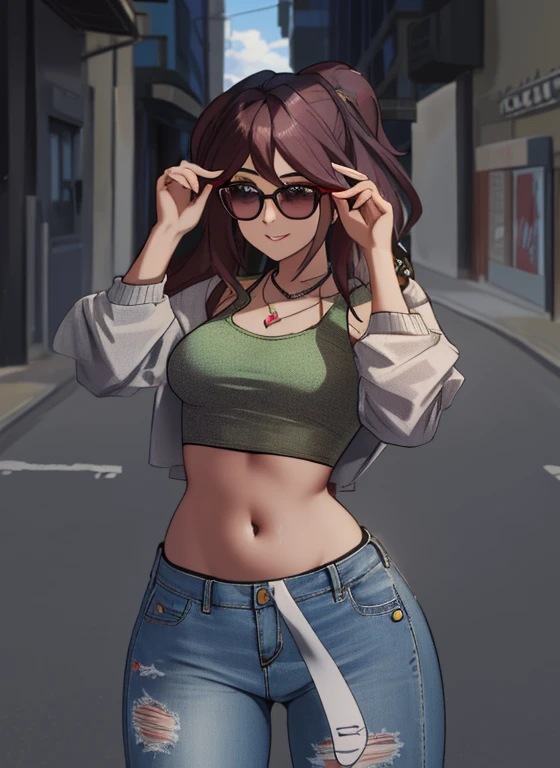 Mujer arafed con un top verde y jeans rotos sosteniendo sus gafas, Llevar un sexy top recortado, sujetador y pantalones cortos streetwear, Hermoso midriff, posando en una calle, Uso de crop top, her belly button is exposed, Abdomen expuesto, , Usar un crop top, casual photography, cintura - disparo, tinyest midriff ever