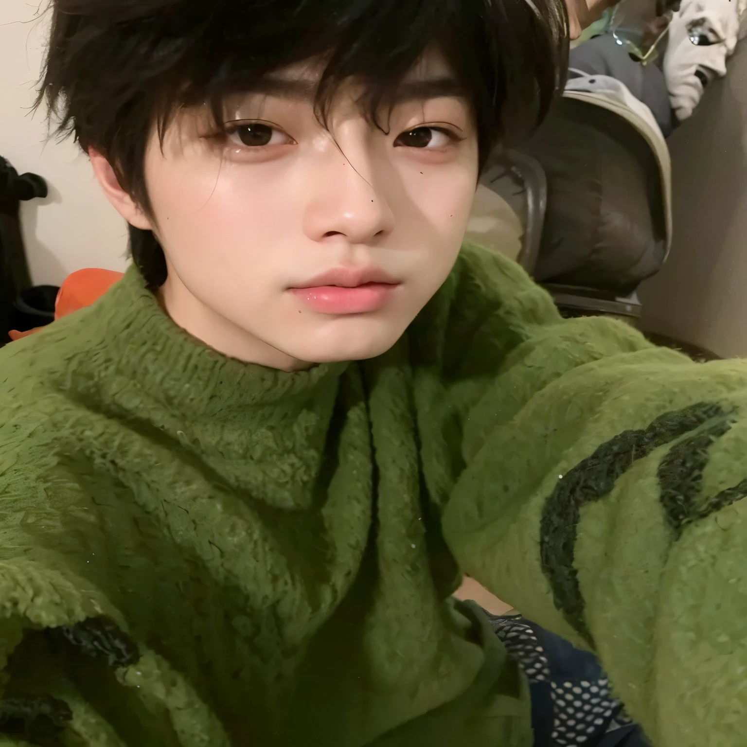 Arafed man in a green sweater taking a selfie, Ulzzang masculino, Jinyoung Shin, Cai Xukun, Jung Jaehyun, Hyung Tae, jungkook, Kim Doyoung, Wan adorable cara coreana, Taejune Kim, Hong June Hyung, Kentaro, ulzzang, inspirado por Bian Shoumin, he is about 20 years old